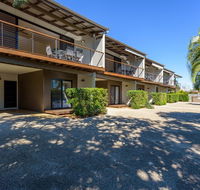 Unit 2 Rainbow Surf - Modern double storey townhouse with large shared pool close to beach and shops - Tourism Hervey Bay