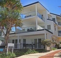 Unit 2 Beach Gallery 9 Andrew Street Point Arkwright 500 BOND LINEN SUPPLIED - Tourism Hervey Bay