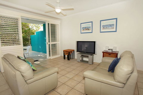 Unit 2, On The Park, 22 Frank Street Coolum Beach, 400 BOND, LINEN INCLUDED - Tourism Hervey Bay 3