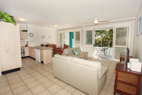 Unit 2, On The Park, 22 Frank Street Coolum Beach, 400 BOND, LINEN INCLUDED - Tourism Hervey Bay 2