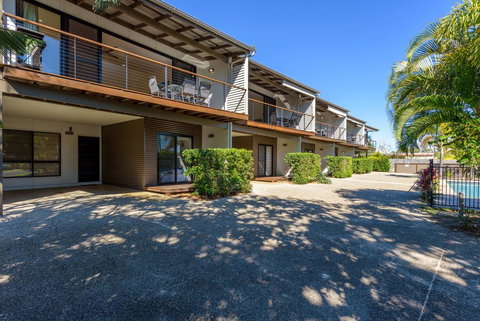 Unit 3 Rainbow Surf - Modern, Double Storey Townhouse With Large Shared Pool, Close To Beach And Shop - Tourism Hervey Bay 3