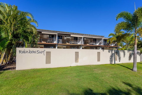 Unit 3 Rainbow Surf - Modern, Double Storey Townhouse With Large Shared Pool, Close To Beach And Shop - Tourism Hervey Bay 2