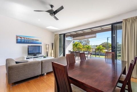 Unit 3 Rainbow Surf - Modern, Double Storey Townhouse With Large Shared Pool, Close To Beach And Shop - Tourism Hervey Bay 0