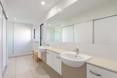 Unit 3 Rainbow Surf - Modern, Double Storey Townhouse With Large Shared Pool, Close To Beach And Shop - Tourism Hervey Bay 1