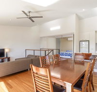 Unit 5 Rainbow Surf - Modern double storey townhouse with large shared pool close to beach and shop - Hervey Bay Accommodation