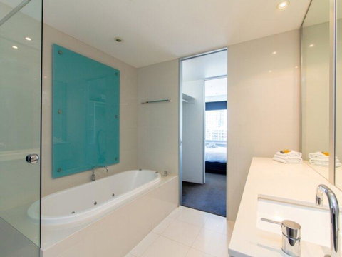 Upmarket Resort At Beach Surfers Paradise URGC - Tourism Hervey Bay 1