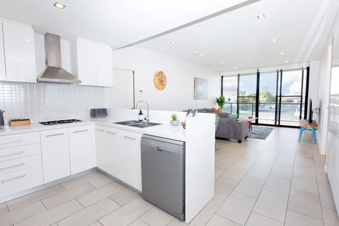 Urban Jungle! Executive Apartment In Heart Of CBD - Hervey Bay Accommodation 3