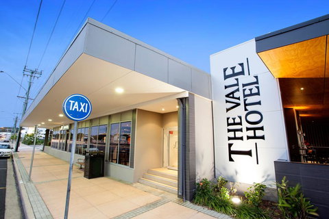 Vale Hotel - Hervey Bay Accommodation 1