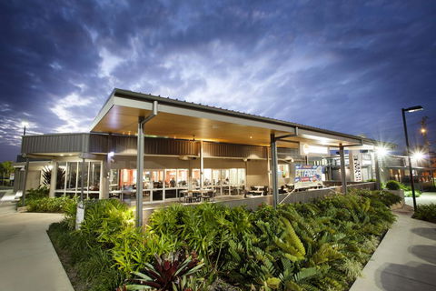 Vale Hotel - Tourism Hervey Bay 0