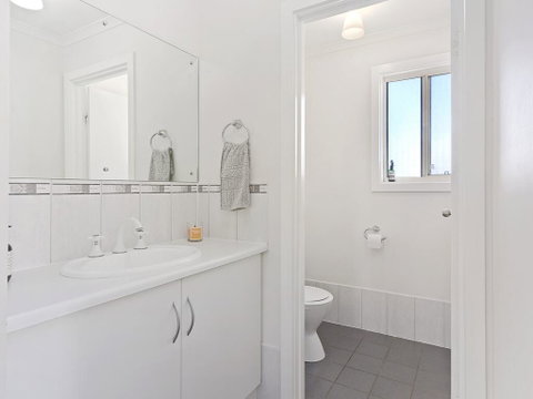 VALLEY VIEWS - 10 Valley Heights Drive - Hervey Bay Accommodation 1