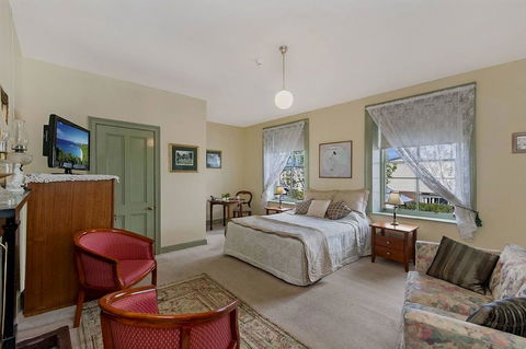 Victoria House - Hervey Bay Accommodation 0