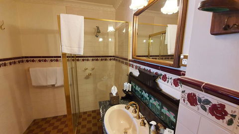 Victoria House Motor Inn - Tourism Hervey Bay 1