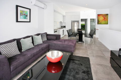 Views From Red Hill - Modern And Spacious Split-Level Executive 3BR Red Hill Apartment Close To CBD - Tourism Hervey Bay 0