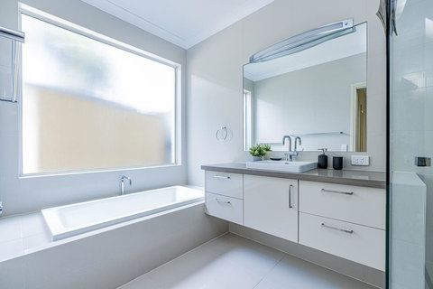 VIEWS FOREVER - INVERLOCH - Hervey Bay Accommodation 3