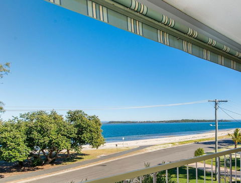 VIEWS VIEWS VIEWS! Front Top Floor Waterfront Unit - Chnook Apartments South Esp, Bongaree - Hervey Bay Accommodation 0