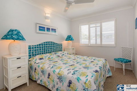 VIEWS VIEWS VIEWS! Front Top Floor Waterfront Unit - Chnook Apartments South Esp, Bongaree - Hervey Bay Accommodation 2