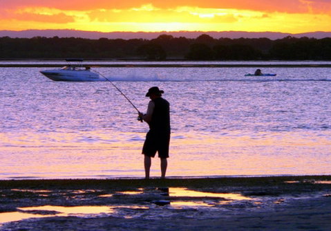 VIEWS VIEWS VIEWS! Front Top Floor Waterfront Unit - Chnook Apartments South Esp, Bongaree - Hervey Bay Accommodation 1
