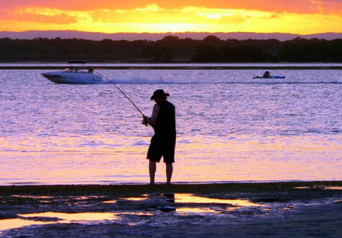 VIEWS VIEWS VIEWS! Front Top Floor Waterfront Unit - Chnook Apartments South Esp, Bongaree - Hervey Bay Accommodation 1
