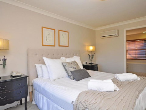 Villa 3br Beaujolais Luxe + Style Resort Condo Located Within Cypress Lakes Resort (nothing Is More Central) - Hervey Bay Accommodation 3