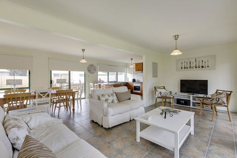 Villa De Mer At Phillip Island - Hervey Bay Accommodation 0
