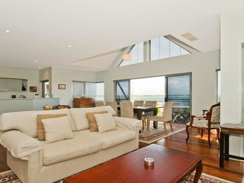 Villa Mer - Stylish Waterfront Accommodation - Hervey Bay Accommodation 0