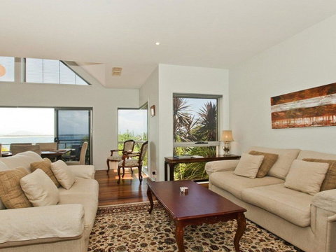 Villa Mer - Stylish Waterfront Accommodation - Hervey Bay Accommodation 1
