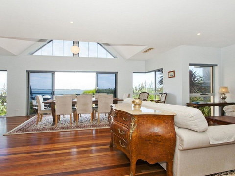 Villa Mer - Stylish Waterfront Accommodation - Hervey Bay Accommodation 3
