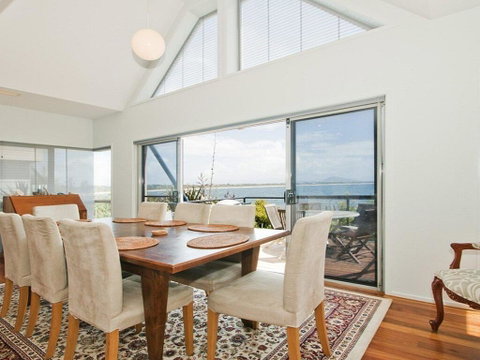 Villa Mer - Stylish Waterfront Accommodation - Hervey Bay Accommodation 2
