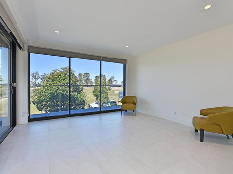 Villa Sorrento Waterside At Trinity Point - Tourism Hervey Bay 3