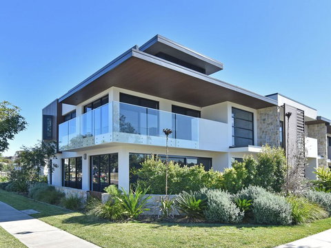 Villa Sorrento Waterside At Trinity Point - Tourism Hervey Bay 0