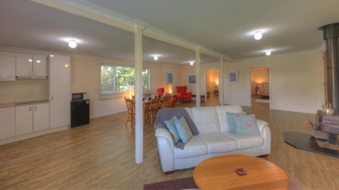 Village Stays Coldstream Gallery Bungalow - Hervey Bay Accommodation 3