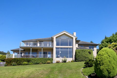 Vue De La Mer Luxury Family Retreat With Tennis Court, Pool, Spa, Water Views - Hervey Bay Accommodation 1