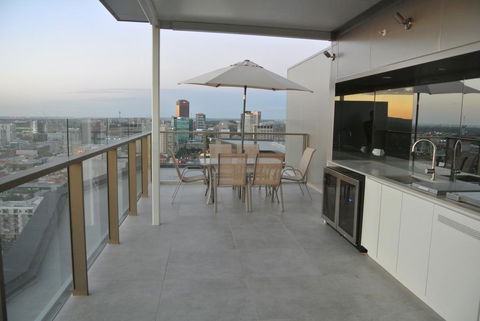 VUE Penthouse On King William - Tourism Hervey Bay 0