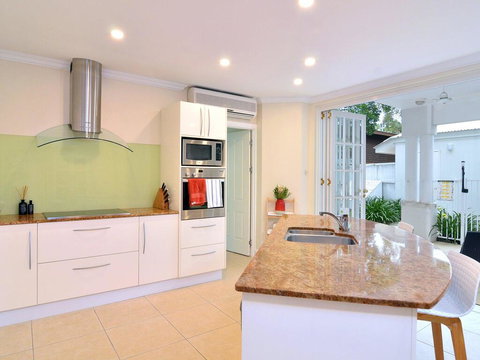 Walk To The Ocean In Five Minutes - Tourism Hervey Bay 0