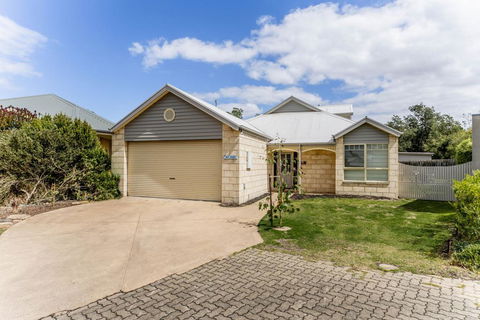 WALKIN ON SUNSHINE - STROLL TO BEACH BREAK - Tourism Hervey Bay 0