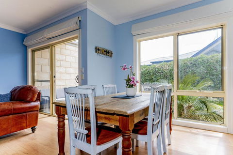 WALKIN ON SUNSHINE - STROLL TO BEACH BREAK - Tourism Hervey Bay 1