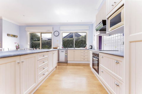 WALKIN ON SUNSHINE - STROLL TO BEACH BREAK - Tourism Hervey Bay 2