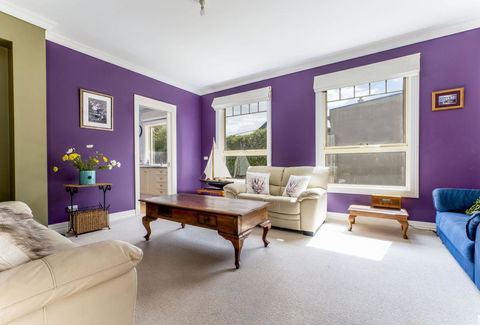 WALKIN ON SUNSHINE - STROLL TO BEACH BREAK - Tourism Hervey Bay 3