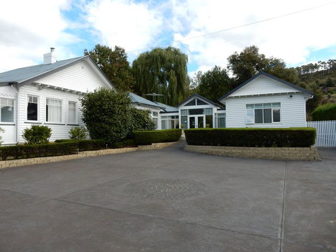 Walton House Bed & Breakfast - Hervey Bay Accommodation 0
