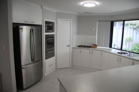Warnbro Beach Family Accommodation - Tourism Hervey Bay 1