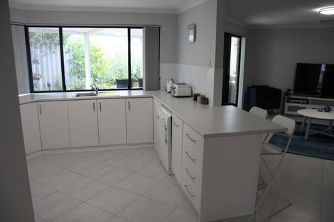 Warnbro Beach Family Accommodation - Tourism Hervey Bay 2