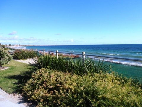 Warnbro Beach Family Accommodation - Tourism Hervey Bay 3