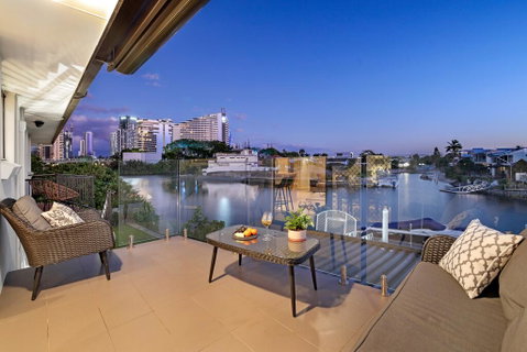 Waterfront Boutique Apartment - Personal Concierge - Hervey Bay Accommodation 2