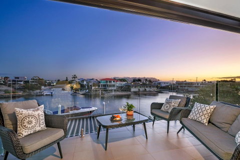 Waterfront Boutique Apartment - Personal Concierge - Hervey Bay Accommodation 1