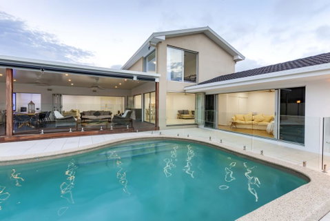 Waterfront Entertainer - Hervey Bay Accommodation 3