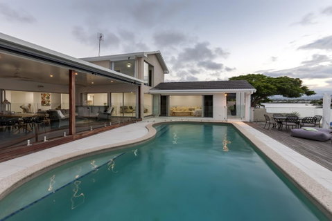 Waterfront Entertainer - Hervey Bay Accommodation 2