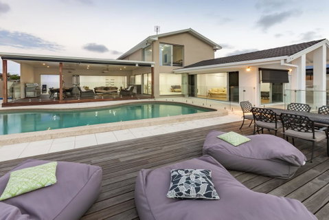 Waterfront Entertainer - Hervey Bay Accommodation 1