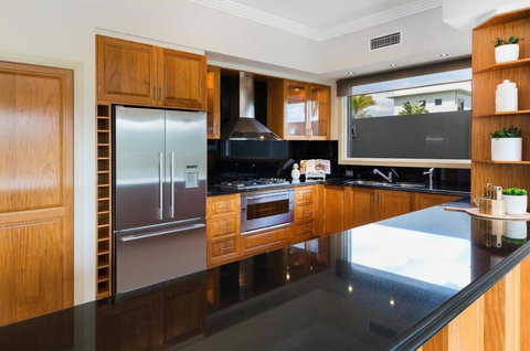 Waterfront Home / Amazing Place To Be - Hervey Bay Accommodation 2