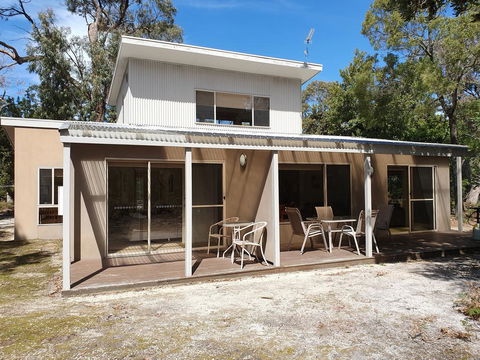 Waterfront Retreat At Wattle Point - Hervey Bay Accommodation 1