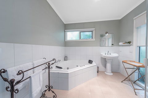 Amelina Cottages - Tourism Hervey Bay 8